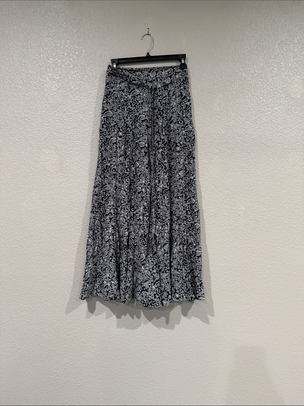 Francesca's Collections Black & White Paisley Flowy Pants